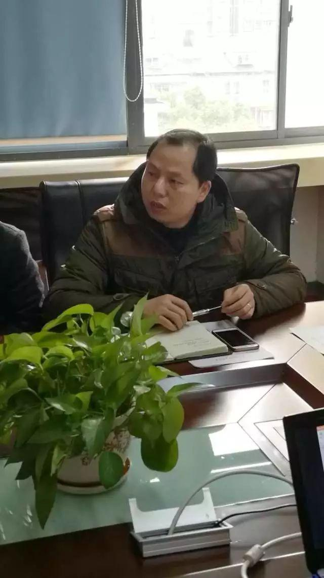 与会人员进行“两学一做”专题学习讨论