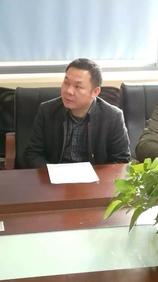 与会人员进行“两学一做”专题学习讨论