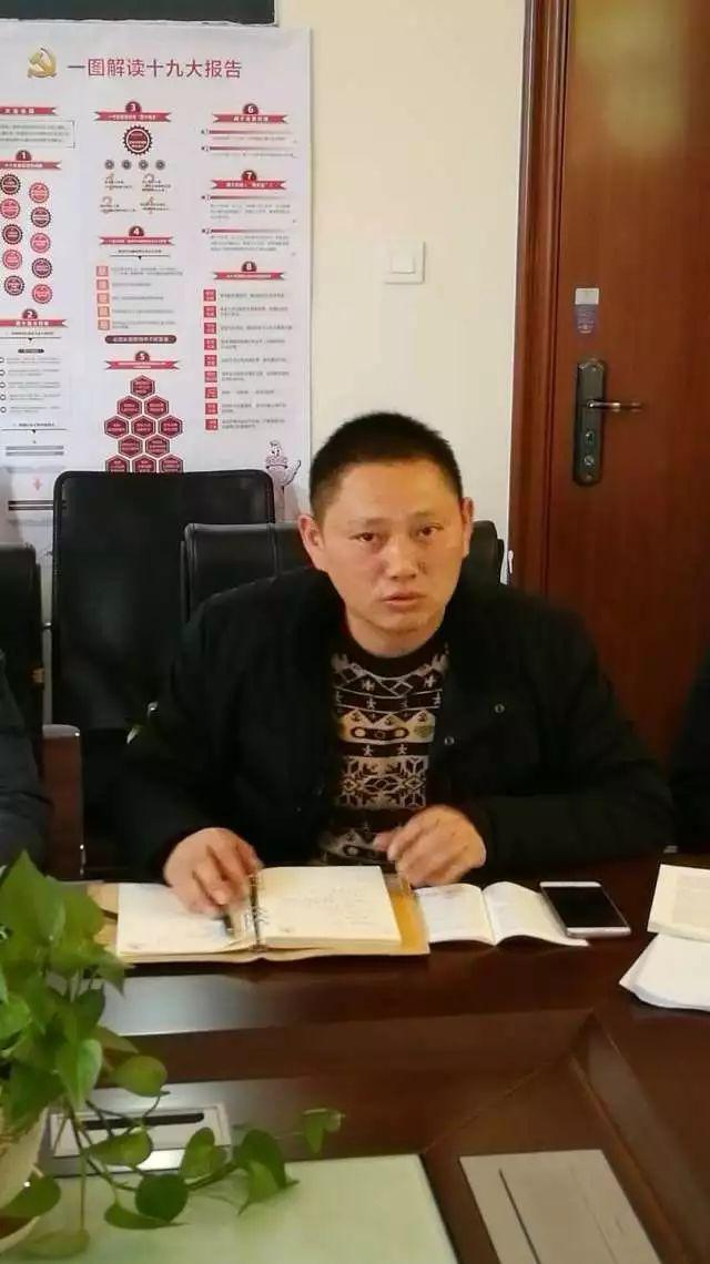 与会人员进行“两学一做”专题学习讨论